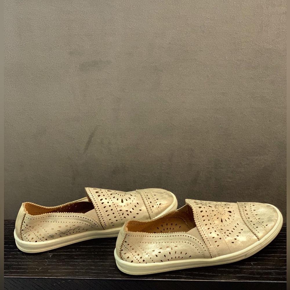 American rag size 8 slip on flats!